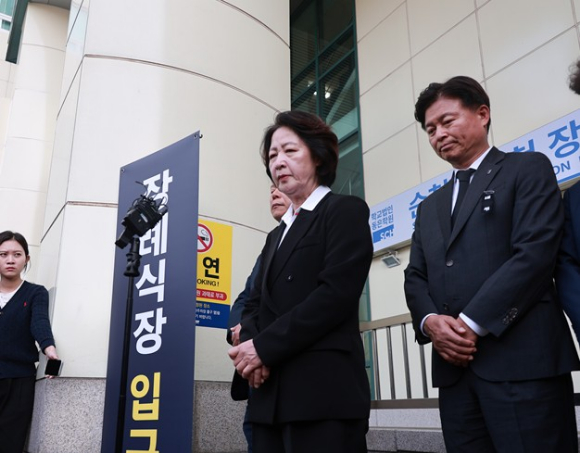 추미애 경기도지사가 17일 경기도 부천 공장 화재로 순직한 고(故) 김진석 소방위의 순천향대 부천병원 빈소 앞에서 발언하고 있다. [사진=연합뉴스]