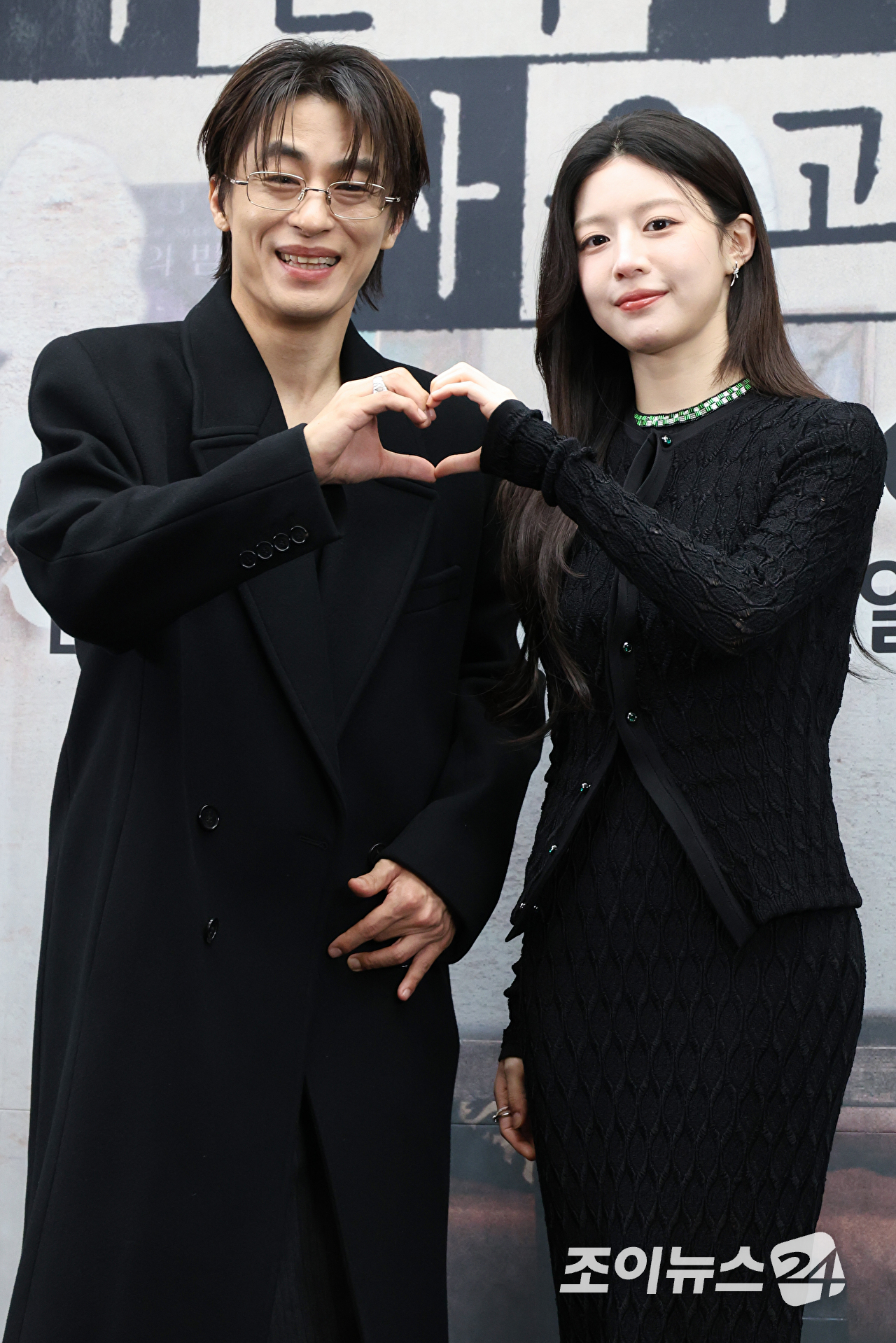 배우 구교환, 고윤정이 17일 오후 서울 마포구 상암동 스탠포드 호텔에서 열린 JTBC 새 토일드라마 '모두가 자신의 무가치함과 싸우고 있다' 제작발표회에 참석해 포즈를 취하고 있다. [사진=문수지 기자]