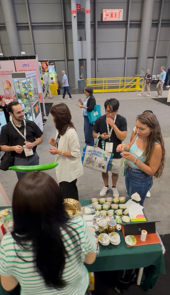 일미푸드가 미국 뉴욕에서 열린 세계 최대 프리미엄 식품 박람회 '2026 Summer Fancy Food Show'에서 컵피클과 프리미엄 피클 제품을 선보였다. 사진은 '2026 Summer Fancy Food Show' 박람회 현장. [사진=일미푸드]