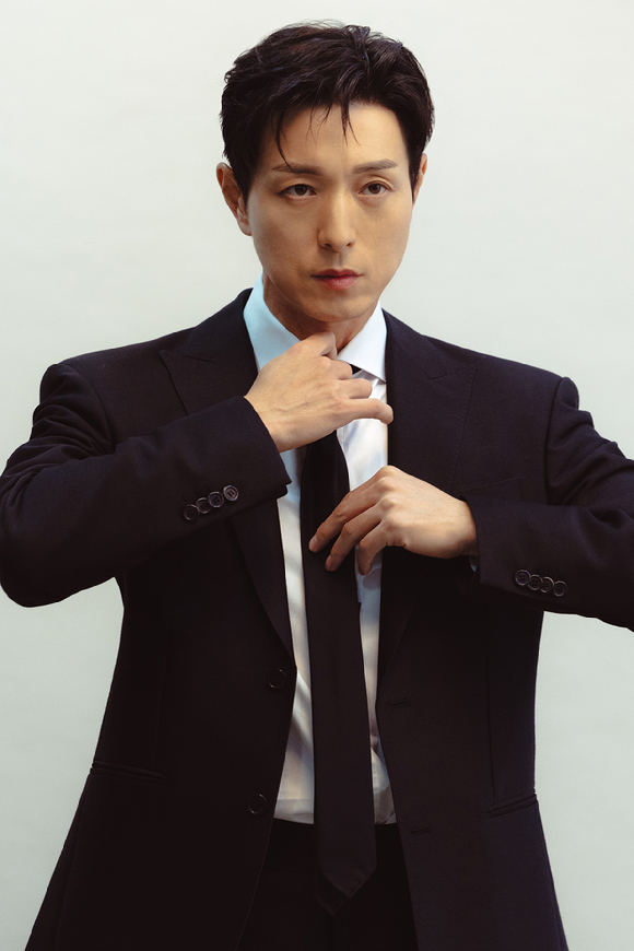 정성일이 '트리거' 인터뷰에 앞서 사진촬영을 하고 있다. [사진=월트디즈니 컴퍼니 코리아]