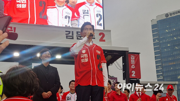 이재명 더불어민주당 대선 후보가 19일 서울 용산역 광장에서 유세를 펼치고 있다. [사진=김주훈 기자]