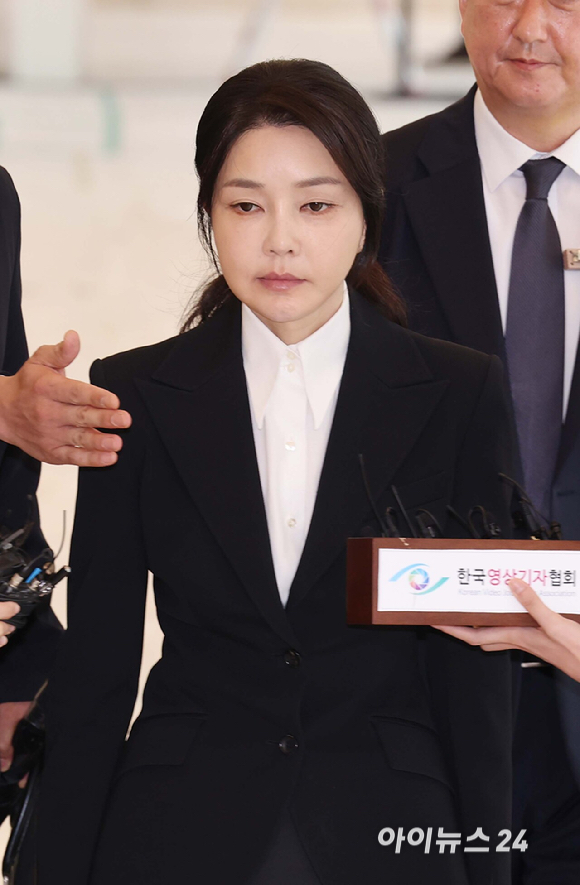 윤석열 전 대통령 부인 김건희 여사가 6일 서울 종로구 민중기 김건희 특별검사팀 사무실에 자본시장법 위반 등 혐의 피의자 신분으로 출석하고 있다. [사진=사진공동취재단]