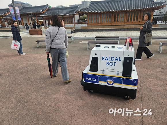 팔달봇이 순찰을 마치고 재충전을 위해 외부 스테이션 안으로 향하고 있다. [사진=설재윤 기자]