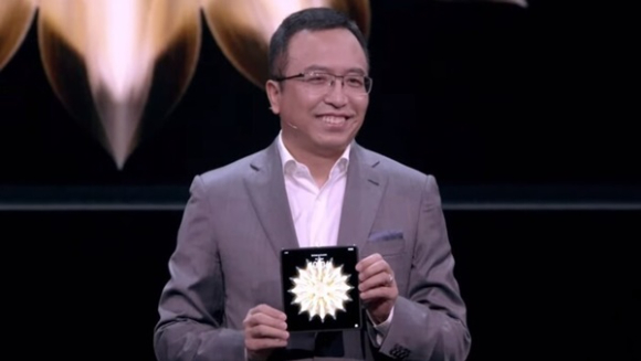 조지 자오 아너 최고경영책임자(CEO)가 1일(현지시간) 독일 베를린에서 열린 유럽 최대 가전&middot;IT 전시회인 'IFA 2023'에서 기조연설을 하고 있는 모습 [사진=아너 유튜브 채널 캡쳐]