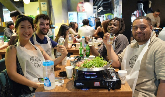 호주 멜버른 진로포차에서 현지인들이 진로(JINRO) 제품과 테라 맥주를 음용하고 있다. [사진=하이트진로 제공]
