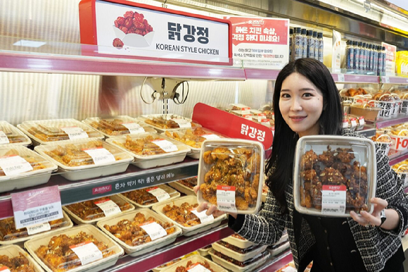 롯데마트 제타플렉스 서울역점 델리 매장에서 신상품 꿀사과.꿀간장 닭강정을 홍보하고 있는 모습. [사진=롯데마트]