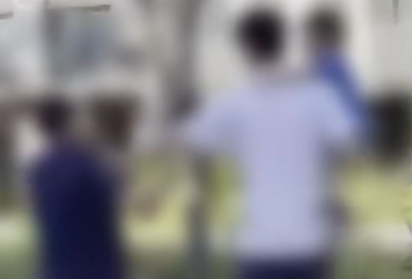 아파트 놀이터에서 담배를 피우던 노인이 담배를 꺼달라는 부탁을 받자 욕설과 폭행을 저지른 사건이 전해졌다. 사진은 노인 B씨가 담배를 든 채 A씨를 쫓아오는 장면. [사진=JTBC 사건반장 방송화면 캡처]