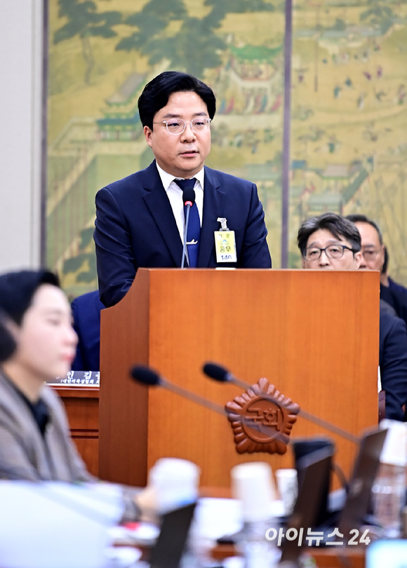 김태호 빌리프랩 대표이사 겸 하이브 최고운영책임자가 24일 오후 서울 여의도 국회 문화체육관광위원회 문화체육관광부 및 국가유산청 및 소속기관 산하 공공기관 및 유관기관종합 국정감사에서 의원 질의에 답변하고 있다. [사진=곽영래 기자]