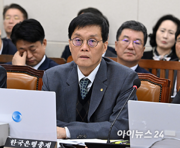 이창용 한국은행 총재가 29일 국회 기획재정위원회에서 열린 한국은행&middot;국세청&middot;관세청 등에 대한 종합감사에서 의원 질의에 답하고 있다. [사진=곽영래 기자]