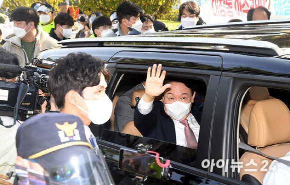 윤석열 국민의힘 대통령 예비후보가 5일 서울 용산구 백범 김구 기념관에서 열린 후보선출을 위한 전당대회에 참석하기 위해 가는 도중 지지자들의 환호에 손을 들어 답례를 하고 있다. [사진=국회사진취재단]