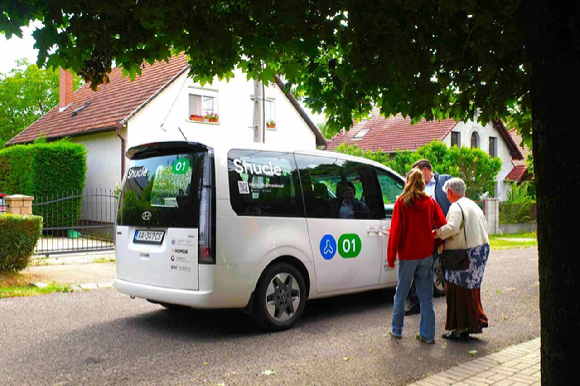 현대차·기아가 헝가리 괴될뢰(Gödöllő)시에서 진행한 셔클의 '헝가리 수요응답교통 서비스 시범사업'. [사진=현대자동차그룹]