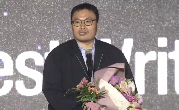 강풀 작가가 작가상을 수상했다. [사진=네이버TV]