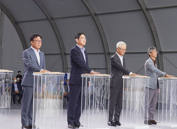 지난해 8월 삼성전자 기흥 반도체 R&D단지 기공식에 참석한 이재용 부회장(왼쪽에서 두번째). [사진=삼성전자]