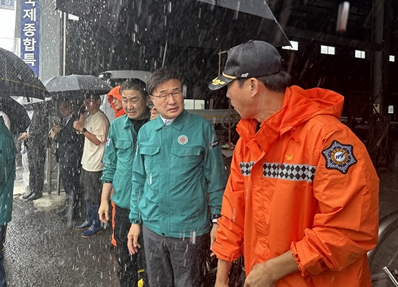 김대식 국민의힘 국회의원(부산 사상구)이 지난 21일 사상-하단선 2공구 공사 구간에서 발생한 싱크홀 현장을 찾아 점검을 하고 있다. [사진=김대식 의원실]