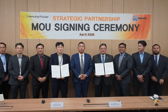 김형석(왼쪽 네 번째) 한화파워 선박솔루션사업부장과 히샴 빈 하론(왼쪽 여섯 번째) MHB 최고사업책임자(CBO) 등 양사 관계자들이 8일 업무협약 체결식에 참석하고 있다. [사진=한화파워]