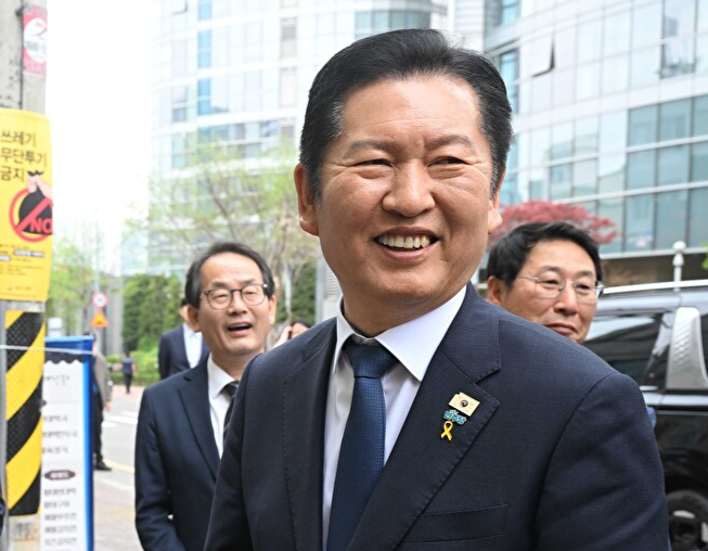 더불어민주당 정청래 대표가 17일 서울 용산구 사회복지기관인 '만나샘'을 방문해 이원이 원장과 대화하고 있다. 2026.4.17 [국회사진기자단] [사진=연합뉴스]