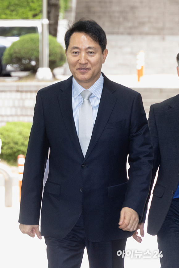 오세훈 서울시장이 22일 오전 서울시 서초구 서초동 서울중앙지방법원에서 열린 정치자금법 위반 혐의와 관련된 공판에 출석하고 있다. 2026.04.22 [사진=사진공동취재단]