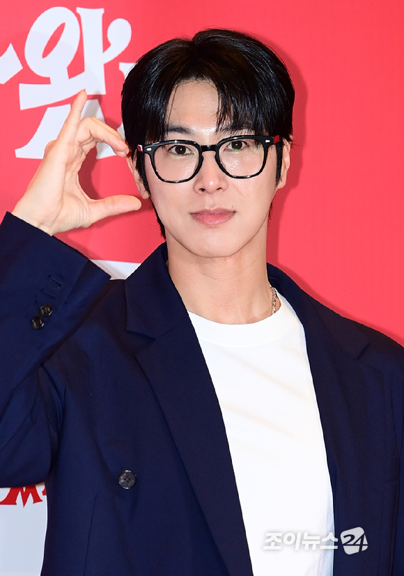 동방신기 유노윤호(정윤호)가 7일 오후 서울 용산구 CGV용산아이파크몰에서 열린 영화 '악마가 이사왔다'(감독 이상근) VIP 시사회에 참석하고 있다. [사진=정소희 기자]