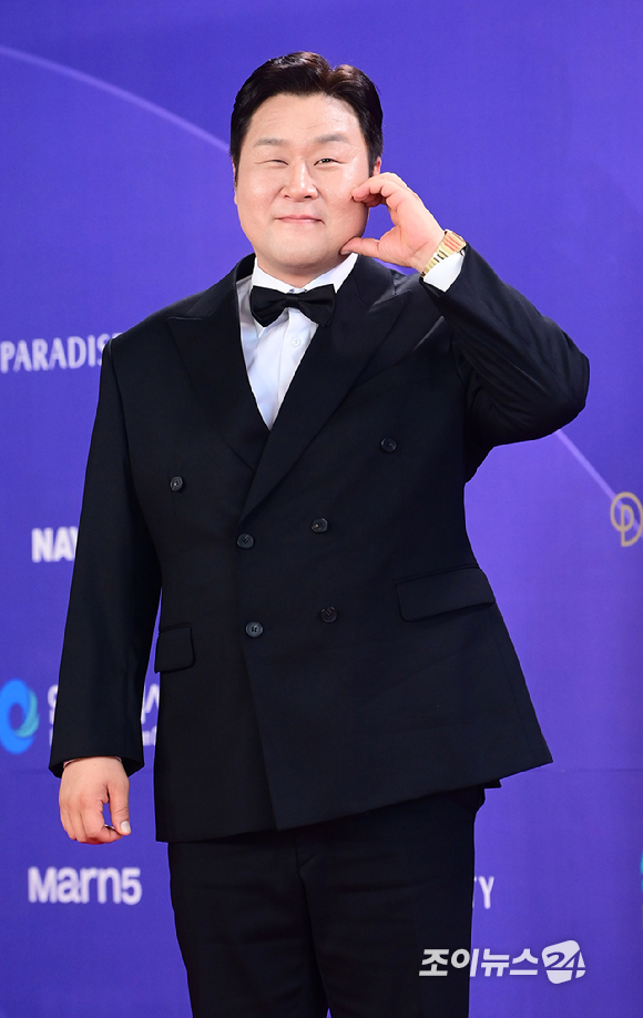 '취사병 전설이 되다' 배우 윤경호가&nbsp;31일 오후&nbsp;인천시 영종구 운서동 파라다이스시티에서 열린&nbsp;제5회 청룡시리즈어워즈&nbsp;레드카펫 행사에 참석하고 있다. [사진=정소희 기자]