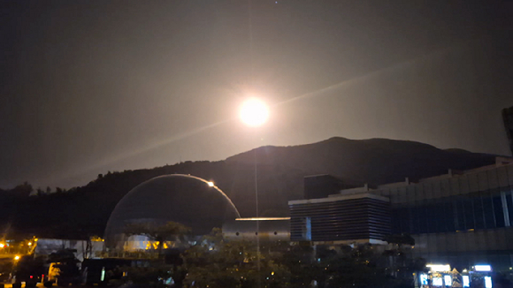 한 국회의원이 자신의 페이스북에 올린 누리호 발사 모습. 연구동 창문을 통해 발사대를 직접 볼 수 있다. [사진=페이스북 캡처]