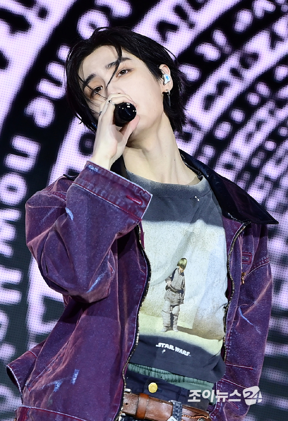 그룹 보이넥스트도어 이한이 20일 오후 서울 강서구 KBS아레나에서 열린 보이넥스트도어(BOYNEXTDOOR) 새 앨범 '디 액션'(The Action) 쇼케이스에 참석해 타이틀곡 '헐리우드 액션' 무대를 선보이고 있다. [사진=정소희 기자]