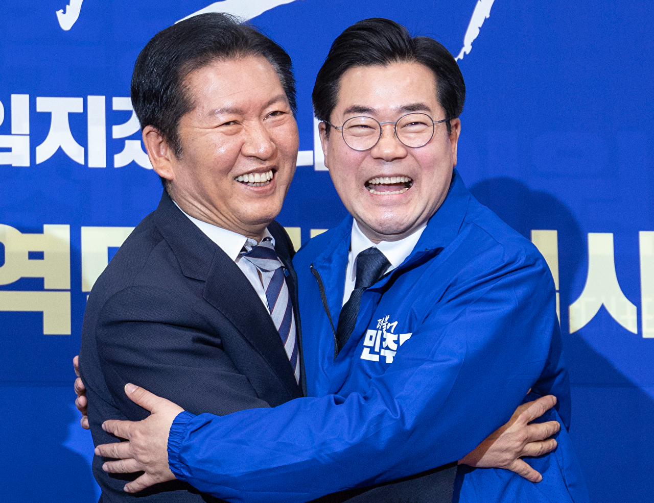 더불어민주당 정청래 대표(왼쪽)가 인천시장 후보로 결정된 박찬대 의원(왼쪽 세 번째)이 4일 국회에서 열린 중앙당 공천관리위원회 지방선거 후보 공천 심사 결과 발표 회견에서 포옹하고 있다.민주당 공관위는 박찬대 의원을 인천시장 단독 후보로 이날 결정해 발표했다. 2026.3.4 [사진=연합뉴스]