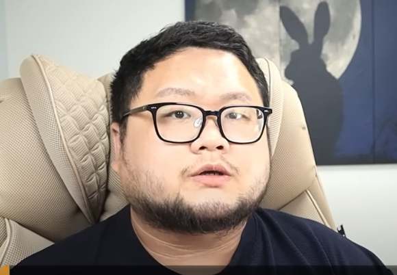 검찰이 1000만 유튜버 쯔양(본명 박정원)을 협박해 금품을 갈취하거나 공갈을 방조한 혐의 등을 받는 유튜버 구제역(본명 이준희 씨)에게 징역 4년을 구형했다. 사진은 유튜버 구제역. [사진=유튜브 구제역 캡처]