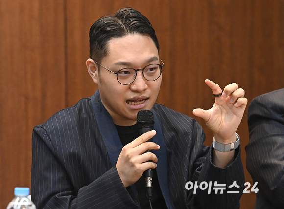 '제6회 아이뉴스24 금융정책포럼'이 '디지털자산기본법 이후, 한국 가상자산 시장의 새로운 질서'를 주제로 18일 서울 중구 은행회관 국제회의실에서 열렸다. 김호진 해시드오픈파이낸스 대표가 패널토론에 참석해 발언하고 있다. [사진=곽영래 기자]