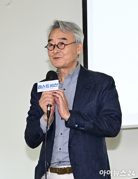 배우 손석구가 지난달 27일 오후 서울 강서구 LG아트센터 서울에서 열린 연극 '나무 위의 군대' 기자간담회에서 질문을 듣고 있다. [사진=곽영래 기자]