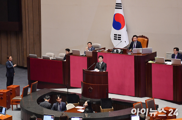 지난해 7월 18일 김두관 당시 더불어민주당 당대표 후보가 서울 양천구 CBS 사옥에서 열린 'CBS 김현정의 뉴스쇼 특집' 더불어민주당 당대표 후보자 토론회에 참석해 인사말을 하고 있다. [사진=국회사진취재단]