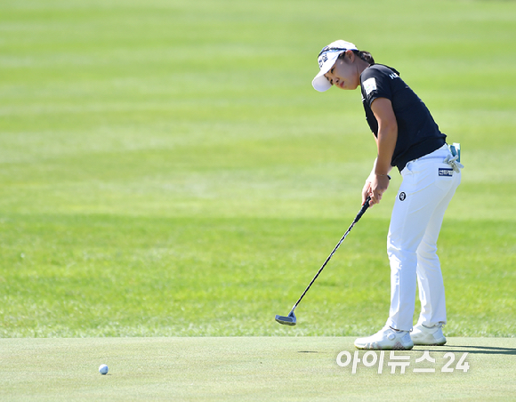 24일 인천 베어즈베스트 청라 (파72/6,712야드)에서 열린 '하나금융그룹 챔피언십' (총상금 15억원, 우승상금 2억 7천만 원) 최종 라운드에서 김수지가 퍼팅을 하고 있다. [사진=곽영래 기자]