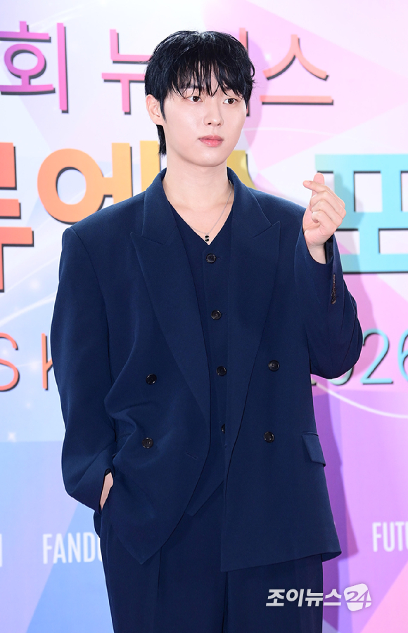 배우 최현욱이 28일 오후 서울 중구 소공동 롯데호텔에서 열린 '제8회 뉴 시스 한류엑스포' 시상식 포토월 행사에 참석하고 있다. [사진=정소희 기자]