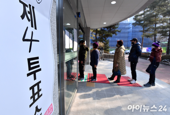 제20대 대통령 선거일인 9일 오전 서울 구로구 구로구민회관에 마련된 구로5동 제4투표소에서 유권자들이 투표를 하기 위해 줄을 서서 기다리고 있다. [사진=김성진 기자]