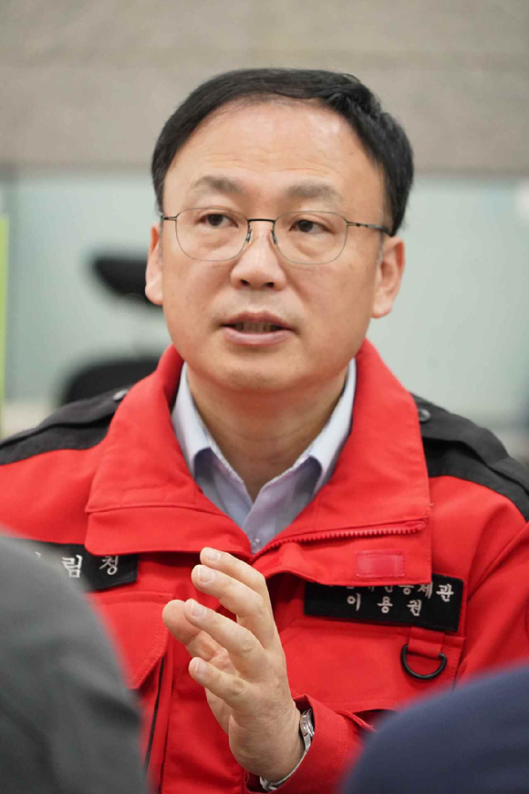 이용권 산림청 산림재난통제관이 21일 대형산불특별대책기간 종료에 따른 기자단 브리핑을 하고 있다. [사진=산림청]