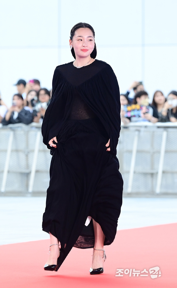 배우 김민하가 18일 오후 인천광역시 파라다이스 시티에서 열린 제4회 청룡시리즈어워즈 레드카펫 행사에 참석하고 있다. [사진=정소희 기자]