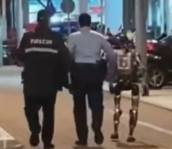 중국 마카오의 한 거리에서 휴머노이드 로봇이 70대 여성을 위협해 경찰에 끌려갔다. [사진=웨이보 갈무리 ]