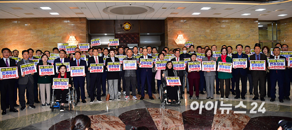 국민의힘 추경호 원내대표와 의원들이 2일 오후 서울 여의도 국회 로텐더홀에서 더불어민주당의 감사원장 탄핵 관련 피켓 시위를 하고 있다. [사진=곽영래 기자]