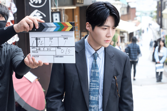 배우 김선호와 고윤정이 넷플릭스 시리즈 '이 사랑 통역 되나요?' 촬영에 임하고 있다. [사진=넷플릭스]