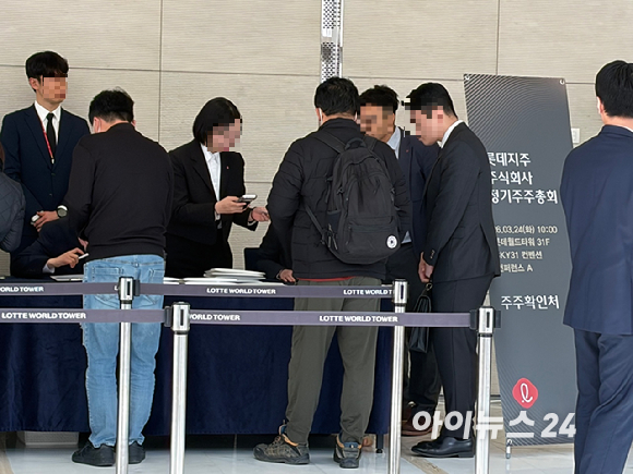 24일 서울 송파구 롯데월드타워 31층에서 열린 롯데지주 제 59기 정기 주주총회에서 이사회 의장 고정욱 롯데지주 대표이사 사장이 인사말을 하고 있다. [사진=롯데지주]