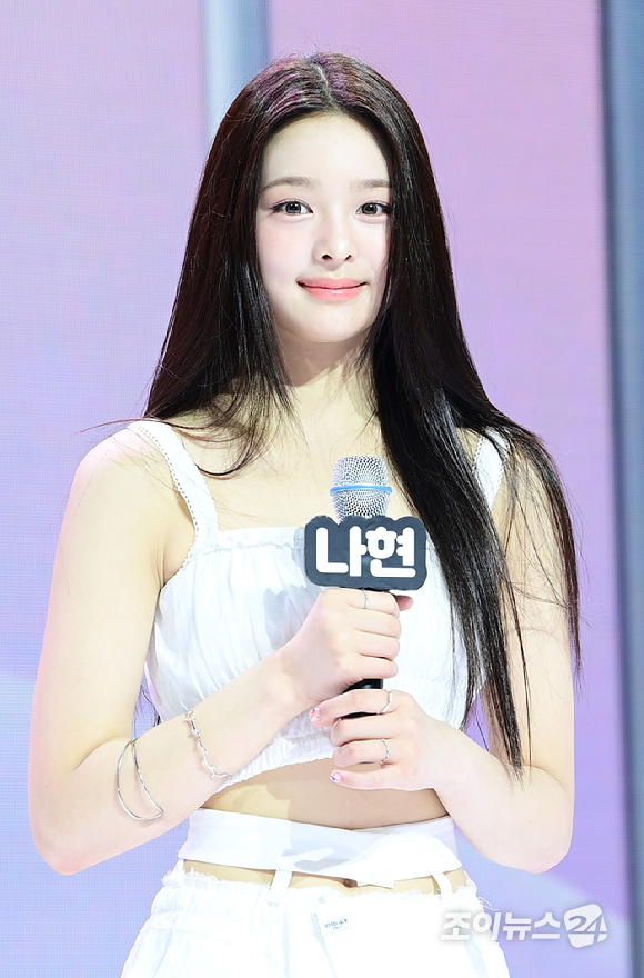 그룹 앳하트 나현이 13일 오후 서울 한남동 블루스퀘어에서 열린 앳하트(AtHeart) 첫 번째 EP '플롯 트위스트'(Plot Twist) 미디어 쇼케이스에 참석하고 있다. [사진=정소희 기자]