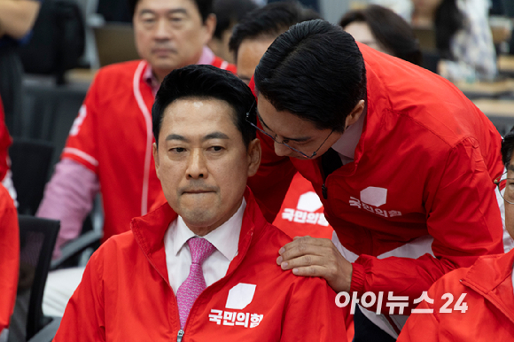 장동혁 국민의힘 상임선거대책위원장이 3일 여의도 국민의힘 당사에 마련된 개표상황실에서 방송사 출구조사 발표 후 눈을 감고 있다. [사진=국회사진취재단]