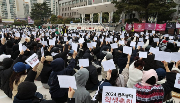 지난 20일 서울 성북구 동덕여자대학교에서 총학생회가 학생총회를 열고 '동덕여대 공학 전환' 찬반 투표를 진행했다. [사진=연합뉴스]