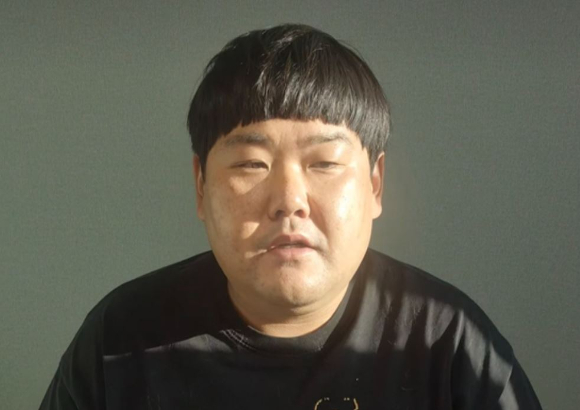 개그맨 김수영이 게장 라이브 판매 방송 도중 원산지를 묻는 시청자의 채팅을 차단했다는 논란에 대해 직접 해명했다. 사진은 김수영이 게장 라이브 판매 방송 중인 모습. [사진=김수영 유튜브]