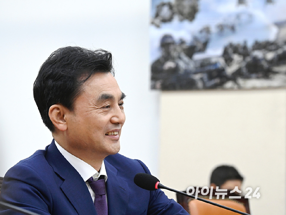 안규백 국방부 장관 후보자가 15일 서울 여의도 국회에서 열린 국방위원회의 인사청문회에서 질의에 답변하고 있다. [사진=곽영래 기자]