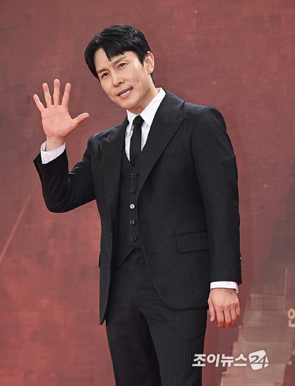 배우 김동완이 31일 오후 서울 여의도 KBS에서 열린 2025 KBS 연기대상&nbsp;레드카펫 포토월 행사에서 포즈를 취하고 있다. [사진=곽영래 기자]