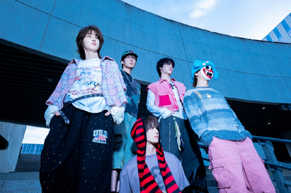 하츠웨이브 단체 콘셉트 포토 [사진=카카오엔터테인먼트]