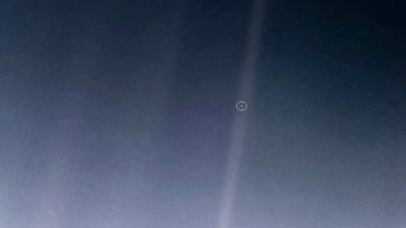 지구로부터 61억km 떨어진 곳에서 보이저 1호가 찍은 지구. 티끌처럼 보인다. [사진=NASA]