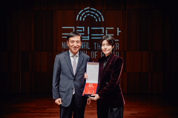 '제2회 국립극단 후원회 어워즈' 배우상을 수상한 심은경 [사진=ENA ]