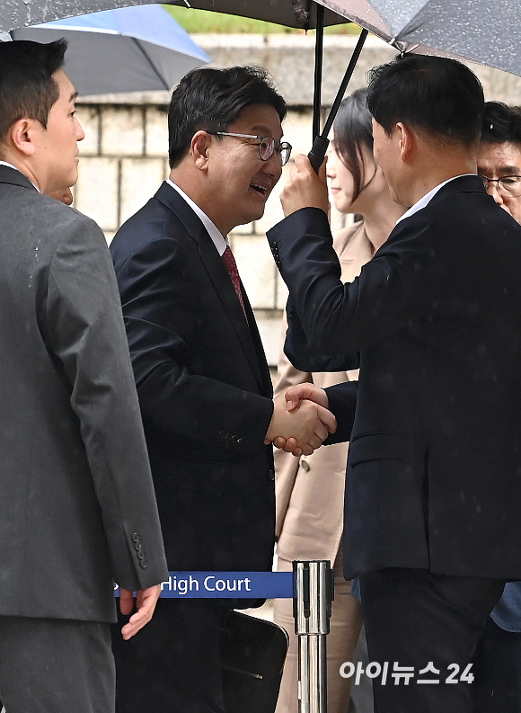 권성동 국민의힘 의원이 16일 서울 서초구 서울중앙지법으로 구속 전 피의자 심문(영장실질심사)에 앞서 지인들과 인사를 나누고 있다. [사진=곽영래 기자]