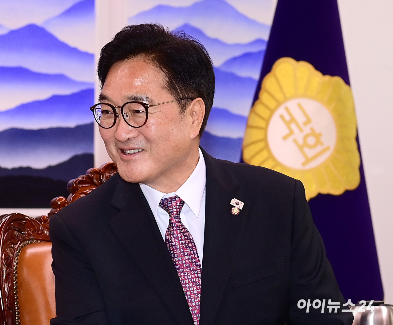 우원식 국회의장이 지난달 4일 서울 여의도 국회의장실을 예방한 김민석 국무총리에 인사말을 하고 있다. [사진=정소희 기자]